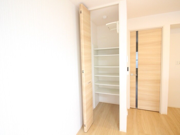 ピアレス綾羽の物件内観写真