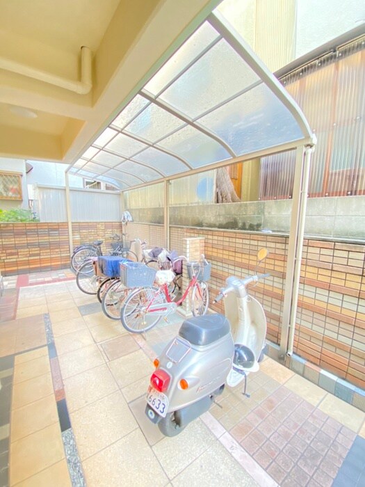 秀栄マンションの物件外観写真