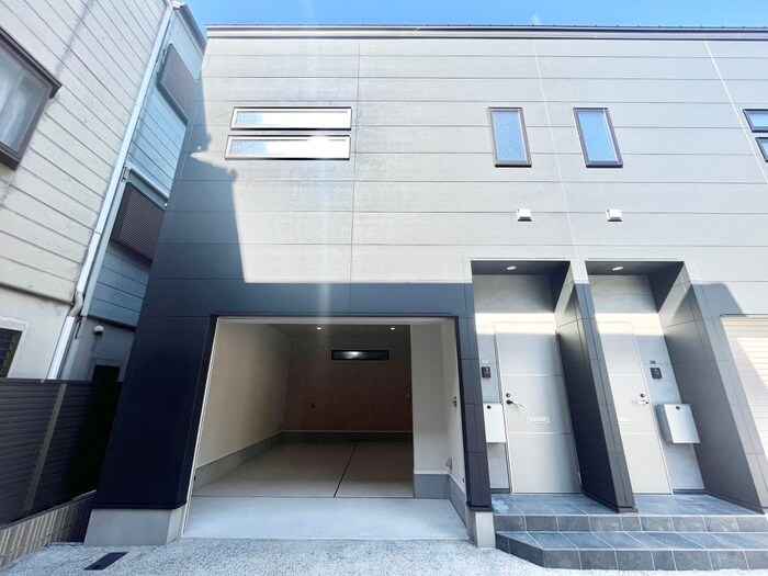 小路町ｶﾞﾚｰｼﾞﾊｳｽの物件外観写真