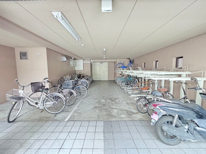 SHICATA SIX BLDG(701)の物件外観写真