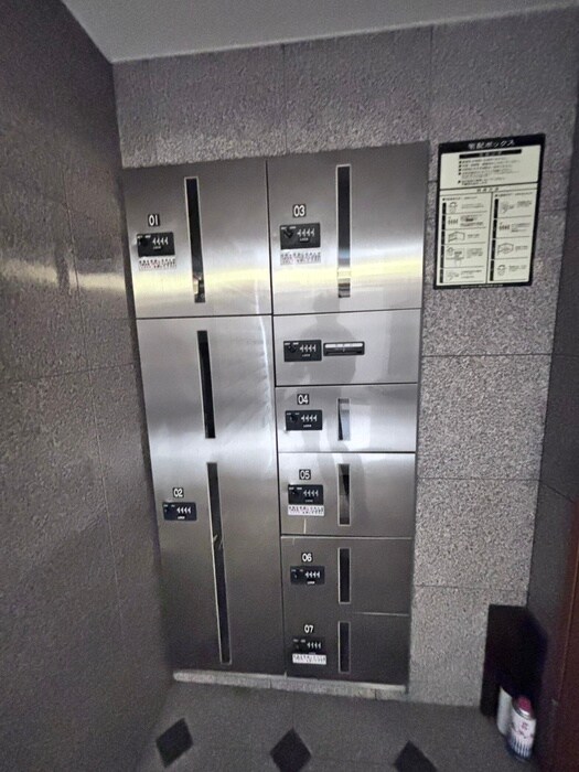 SHICATA SIX BLDG(701)の物件外観写真