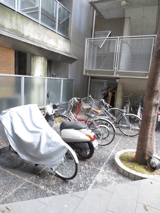 レッドボールコート上鳥羽の物件外観写真