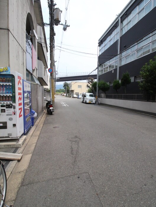 レッドボールコート上鳥羽の物件外観写真