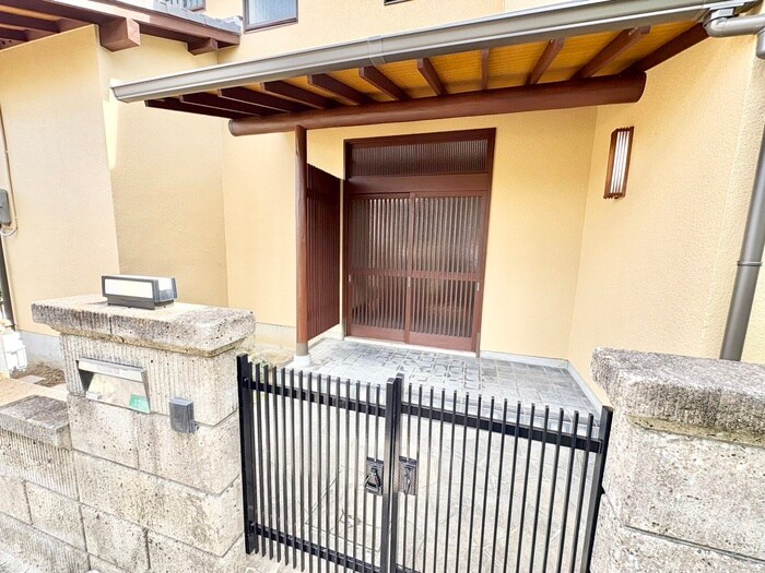 川西市萩原台西二丁目戸建の物件外観写真