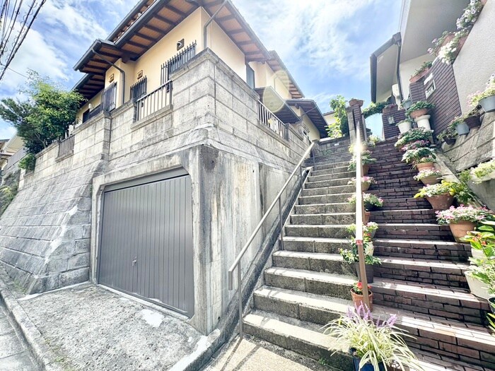 川西市萩原台西二丁目戸建の物件外観写真