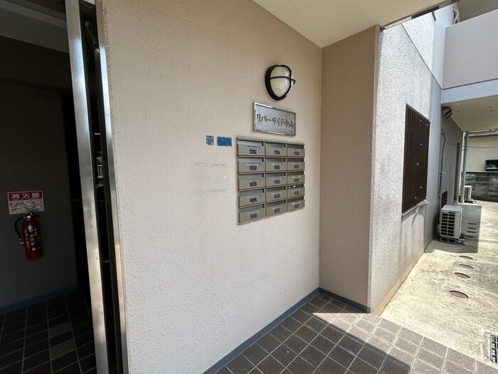 リバ－サイド中山の物件外観写真