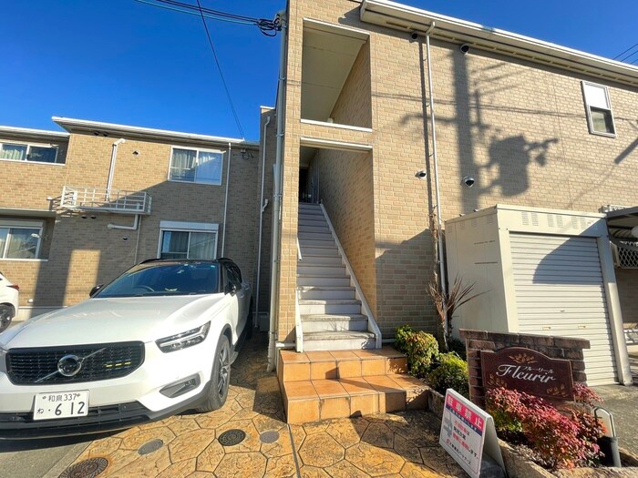 フルー リールの物件外観写真