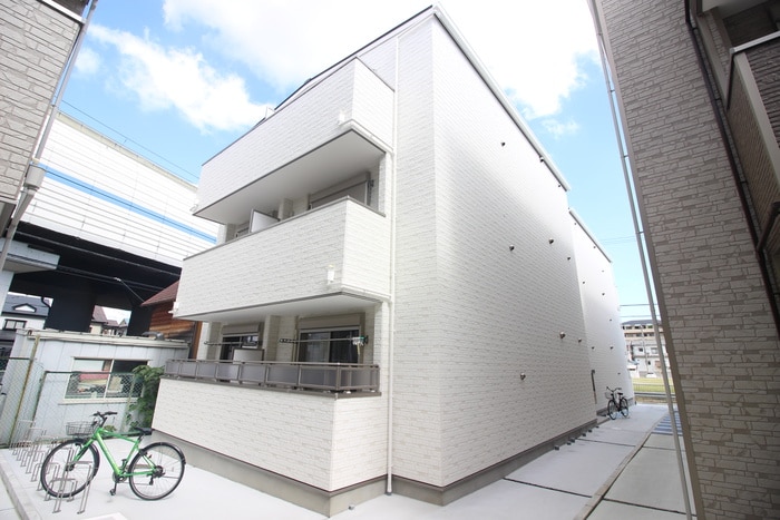 Act 江坂の物件外観写真