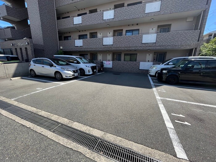 ラ・フローリスの物件外観写真