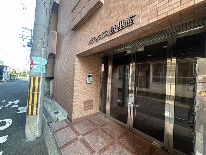 パティオス豊里館の物件外観写真