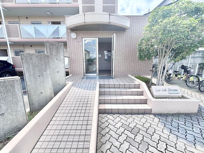 ラ・ジョリーメゾンの物件外観写真