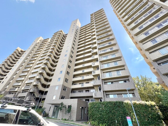 新千里桜ヶ丘ﾒｿﾞﾝｼﾃｨ参番館(1206の物件外観写真