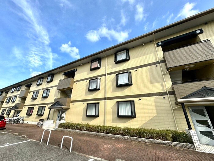 メルヴェーユ大村の物件外観写真