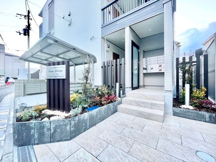 ゼファー　四辻の物件外観写真