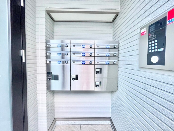 ゼファー　四辻の物件外観写真