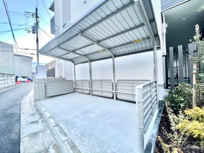 ゼファー　四辻の物件外観写真