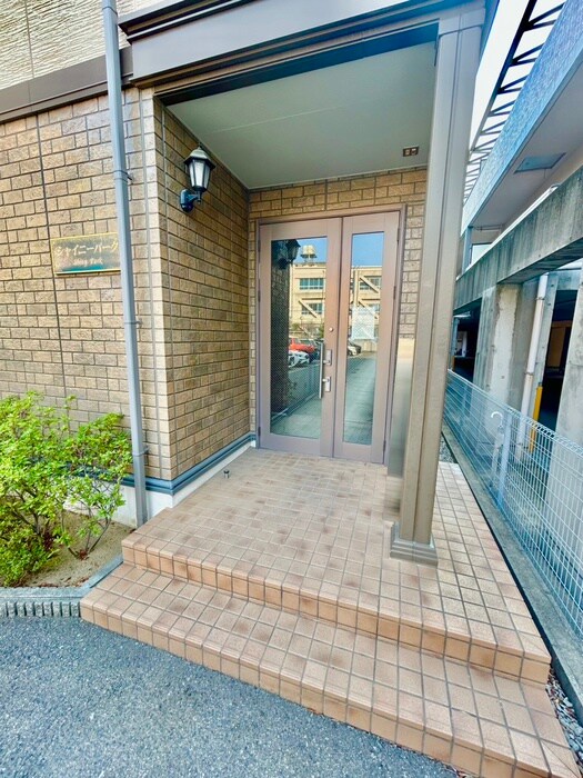 シャイニ－パ－クの物件外観写真