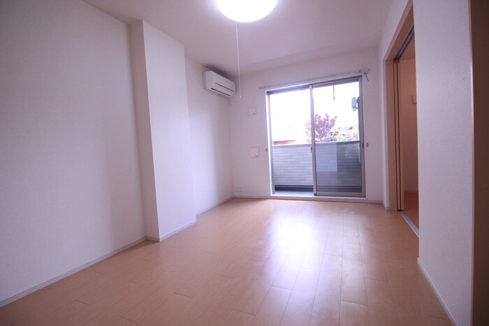 シャン・ド・フル－ルⅢ番館の物件内観写真