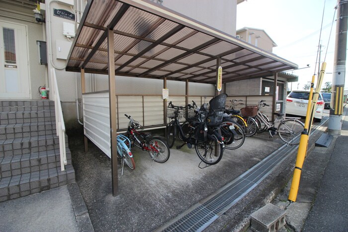 サントス泉ヶ丘の物件外観写真