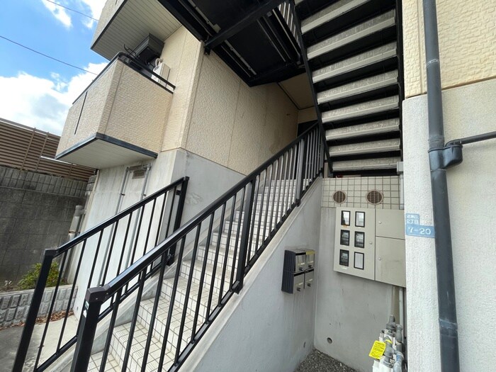 逆瀬台ハイツの物件外観写真