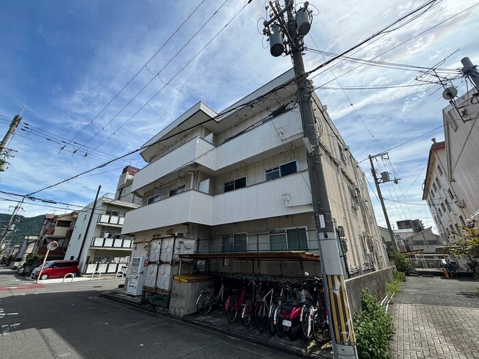 三上マンションの物件外観写真