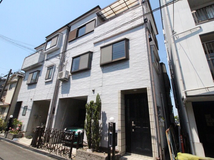 伊賀３丁目貸家の物件外観写真