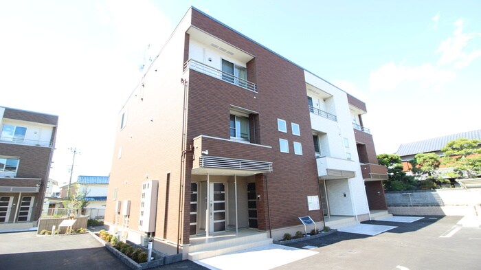 パインルーツⅢの物件外観写真