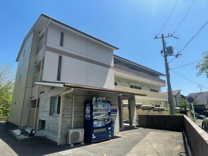 ﾎﾜｲﾄﾊｲﾑKAGAMIISHIの物件外観写真