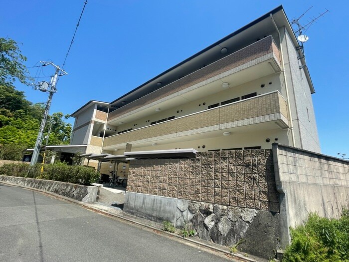 ﾎﾜｲﾄﾊｲﾑKAGAMIISHIの物件外観写真