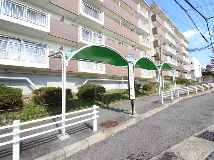 ロイヤルマンション１号棟の物件外観写真