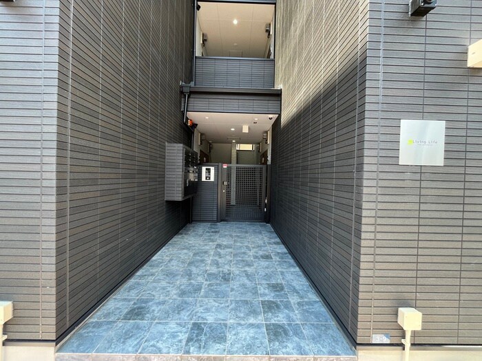 リビングライフ八尾山本の物件外観写真