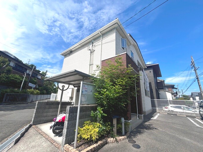 レヴール松ヶ丘の物件外観写真