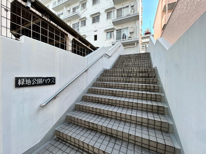 緑地公園ハウス(205)の物件外観写真