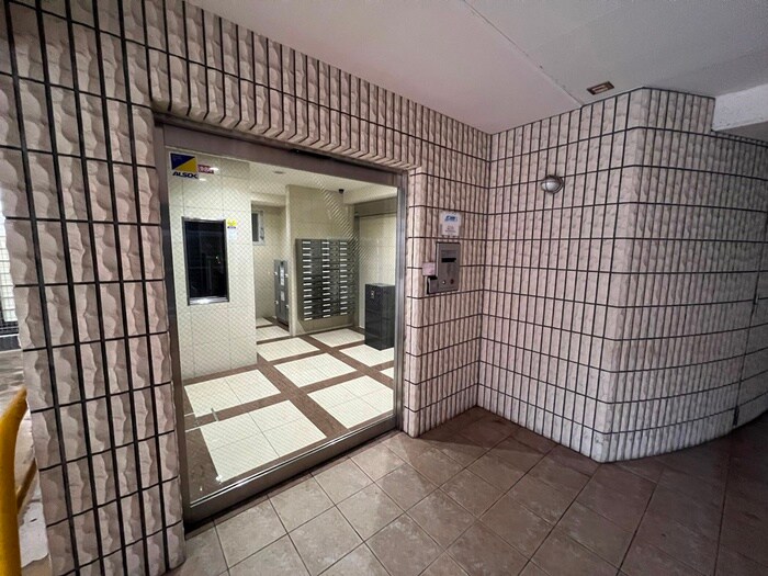 オリエンタル江坂の物件外観写真