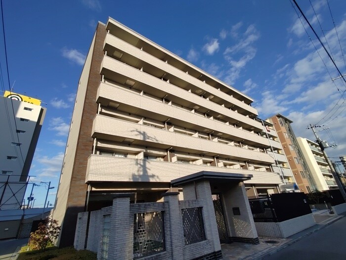 プレジオ江坂の物件外観写真