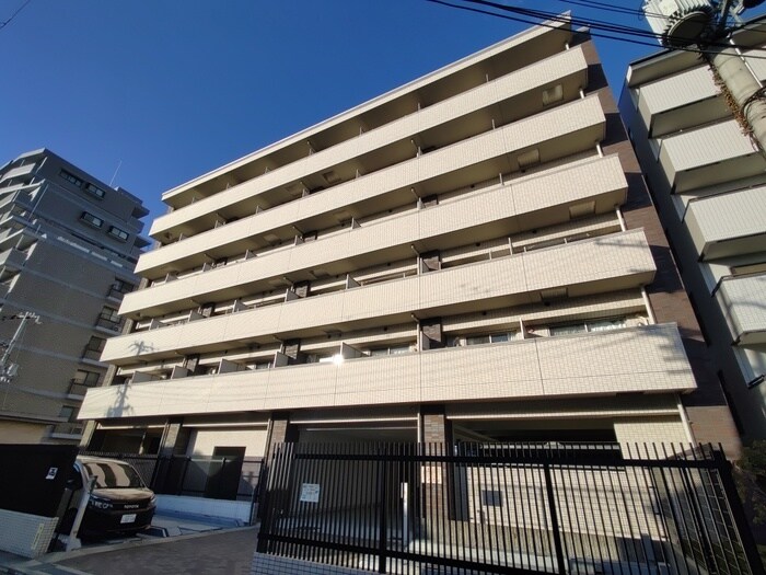 プレジオ江坂の物件外観写真