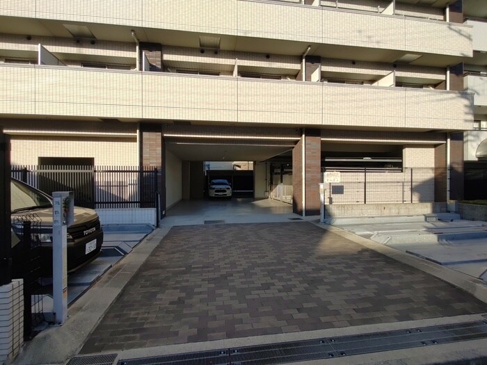 プレジオ江坂の物件外観写真