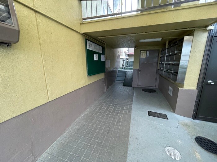 西の京マンション（4B）の物件外観写真