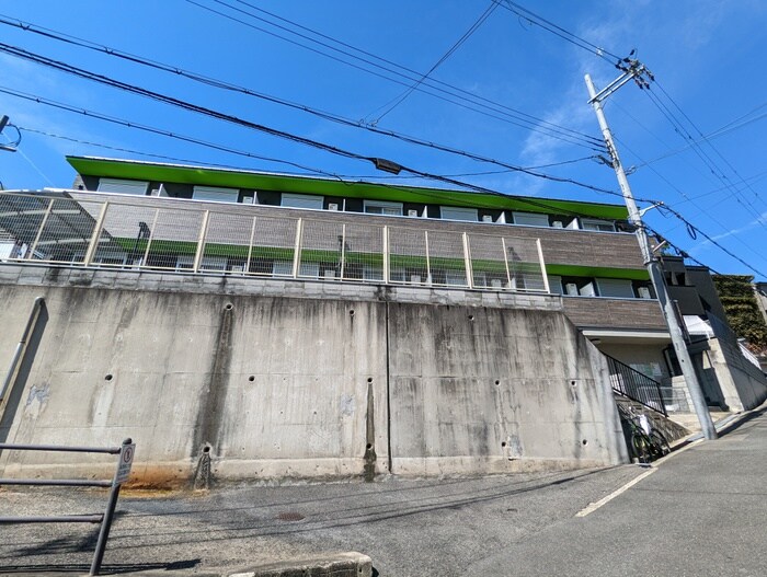 モダンアパートメント枚方岡山手の物件外観写真