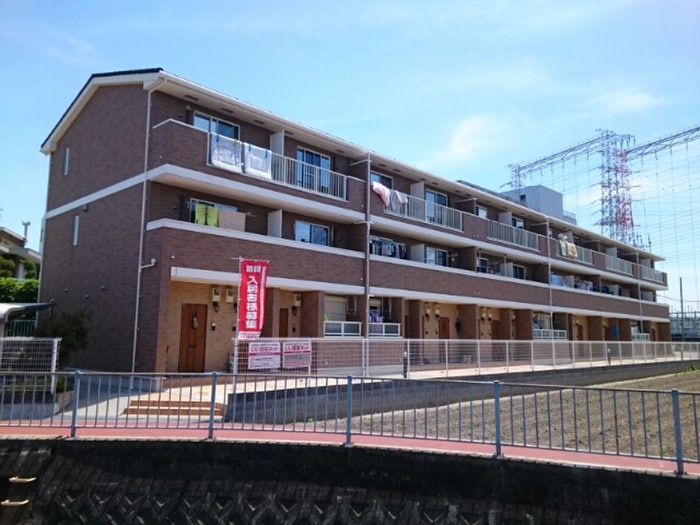 ラ・フルールの物件外観写真