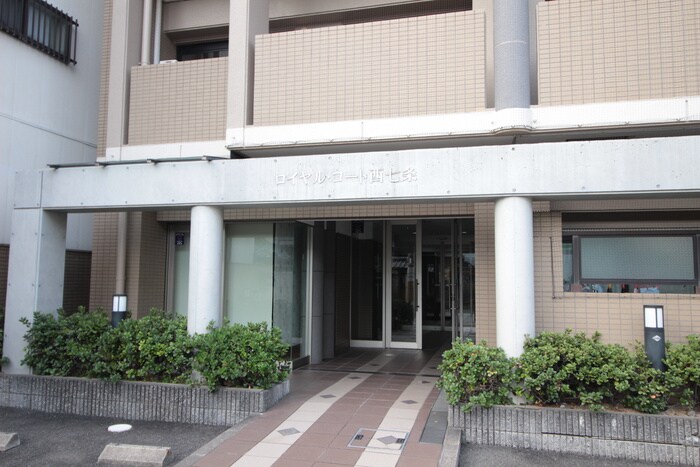 ロイヤルコート西七条の物件外観写真
