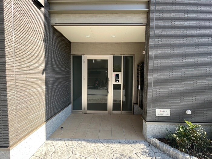 パルテール八尾の物件外観写真