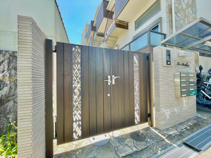 ラ・アンブルの物件外観写真