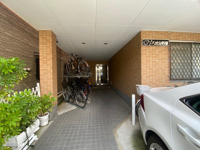 ベッセル甲子園の物件外観写真