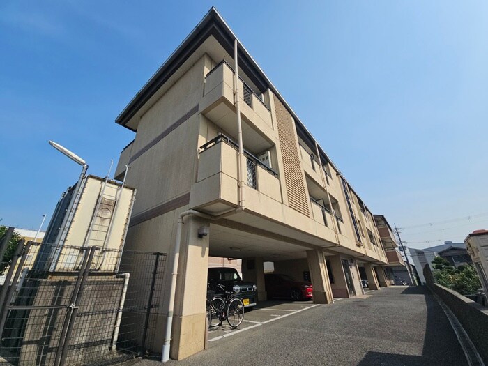 ﾗｳﾞｨｽﾀ弥生の物件外観写真