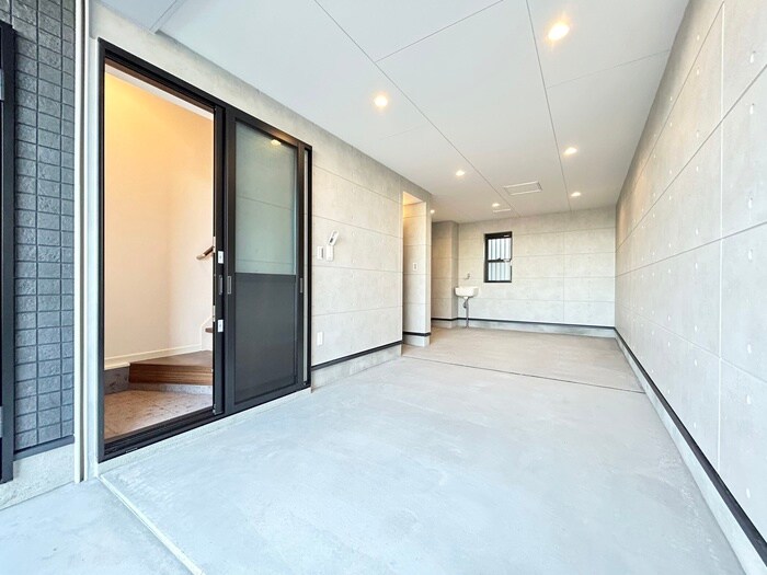 East Garage Placeの物件外観写真