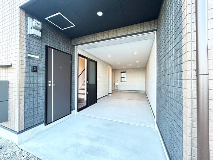 East Garage Placeの物件外観写真