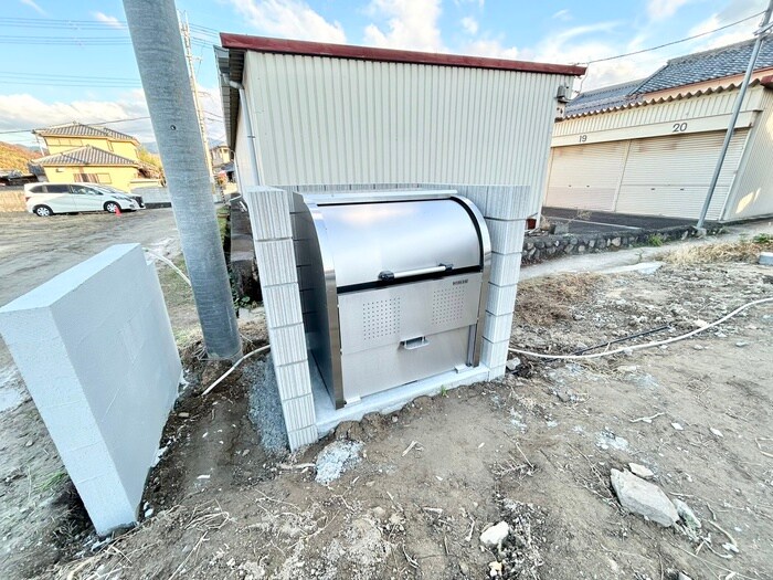 East Garage Placeの物件外観写真