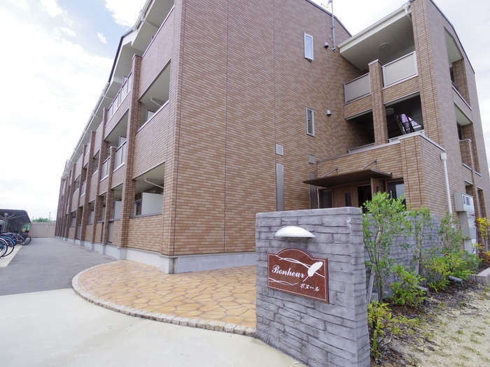 ボヌールの物件外観写真