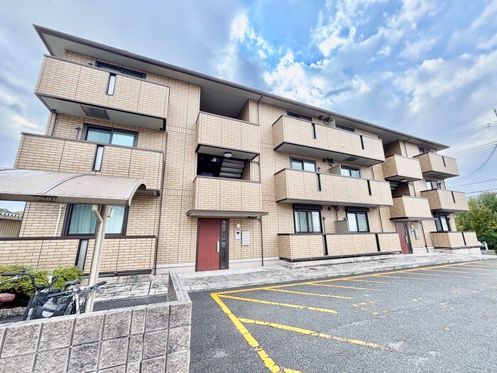 ファミ－ユ・Ｍの物件外観写真